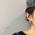 小さいくるみボタンピアス(ボーダー)