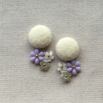 フェルトくるみボタンのピアス/イヤリング〜揺れる花束とともに