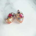 たっぷりビジュー鉱石ピアス