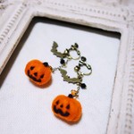 羊毛フェルトで作ったジャックオーランタンのカボチャと蝙蝠ハロウィンイヤリング