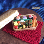 ミニチュアフード 竹かごのおにぎり弁当