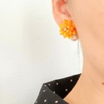 秋色マスタードカラーのパールキャッチピアス。つまみ細工。