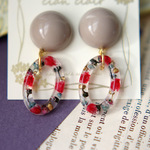 お花のオーバルリングとスモーキーベージュのピアス