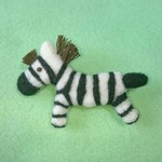 しまうまの羊毛フエルトブローチ