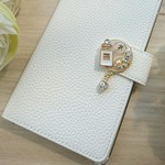 A78）多機種対応！★香水とビジュー＆イニシャル入り（チャーム白）のスマホケース