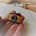 ＊秋＊革のカメラのブローチ・マスタード×焦げ茶・シンプル・黄色