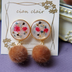 ゴールドサークルのボタニカルピアス　ブラウンフェイクファー