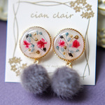 【再販オーダー品】ゴールドサークルのボタニカルピアス　グレーフェイクファー