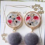 ゴールドサークルのボタニカルイヤリング　グレーフェイクファー