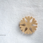 雪の結晶（スノーフレーク）　木のブローチ 