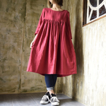 【心地よいガーゼ服】立体裁断で魅せる、ゆったり胸元切り替えギャザーワンピース『ふわふわな肌触りが魅力の大人のダブルガーゼ（ガーネット）