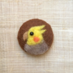 羊毛フェルト刺繍 オカメインコの飾りボタン