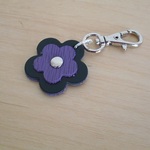 レザー　お花のキーホルダー　チャーム　携帯アクセサリー ブラック＆パープル