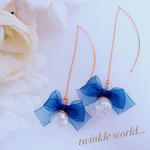 ミニガラスドームとオーガンジーリボンのピアス ブルー