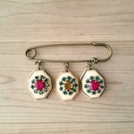 レザー＆ビジューのブローチ☆