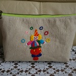 リネンのピエロ刺繍ポーチ
