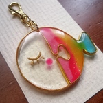 (送料込み)夢見る虹色の魚キーホルダー