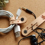 【送料無料】２個セットでお得♪　シックなボタンの足あと見つけた！ねこのシルエットヌメ革（ナチュラル色）コード/イヤホン・クリップ（ホルダー）