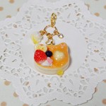 ねこのフルーツ乗せホットケーキ／チャーム