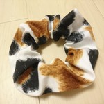 三毛猫柄 にゃんこシュシュ