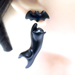 宙に浮いた黒猫のピアス＆イヤリング (コウモリ)