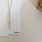 シルキーパールを挟んだバーのロングネックレス