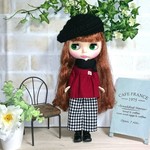No.1032   ボルドーのトップスと千鳥格子のパンツ