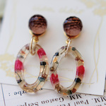 ブラウンのオーバルリングのチタンポストピアス