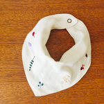 ストール風三角スタイ〈森のおみやげ 木の実の刺繍〉