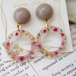 ベビーピンク・リング　ベージュカボション・チタンポストピアス