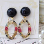 ブラウンのオーバルリングのブラックカボション　チタンポストピアス