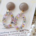 ピンクなボタニカルオーバルリング　ベージュカボション・チタンポストピアス