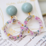 ピンクなボタニカルリング　グリーンカボション・チタンポストピアス