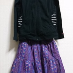 【値下げしました↓980円→850円】送料込み☆シルエットがかわいい紫色の花柄ティアード フリル ギャザースカート☆子供 キッズ(サイズ100)     