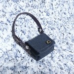 チャコールグレーの斜めがけバッグ