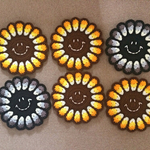 【作成中です】066666様オーダー作品　スマイリーフラワーの円座　   7枚（mini6枚）