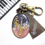 金具変更ＯＫ★蓄光★アルトサックス＆ト音記号紺＆ピンク色・レジンキーホルダー大楕円
