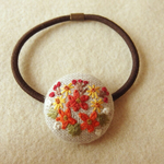 秋の花のブーケ刺繍 くるみボタンヘアゴム
