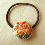 黄花コスモス刺繍 くるみボタンヘアゴム