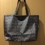 肩から掛けられる大きめリバティ  ラミネートバッグ