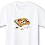 お寿司（旬のうさぎとねこすけ）【ホワイト】ekot Tシャツ <イラスト：タカ（笹川ラメ子）>