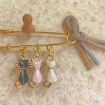 ♪猫大好き♪3匹のお座り猫のピンブローチ