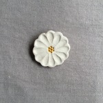 陶ブローチ　白い花 b