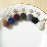 雪の結晶と選べるファーボールのピアス・イヤリング