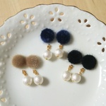 ファーとコットン風パールのピアス・イヤリング