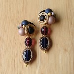 ブラックボタン×マットパールの大人ピアス/イヤリング