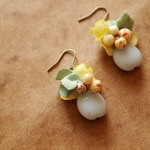 アクリルビーズと小花のプチピアス（ブルー）