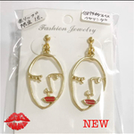NEW‼️個性的フェイス💋赤リップ💋イヤリングラスト1点‼️