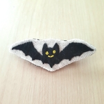 コウモリの刺繍ブローチ1