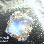 ホワイトラブラドライト・ミニスクエアペンダント（ワイヤーアートジュエリー☆ワイヤーアクセサリー☆ワイヤーラッピング天然石ネックレス）